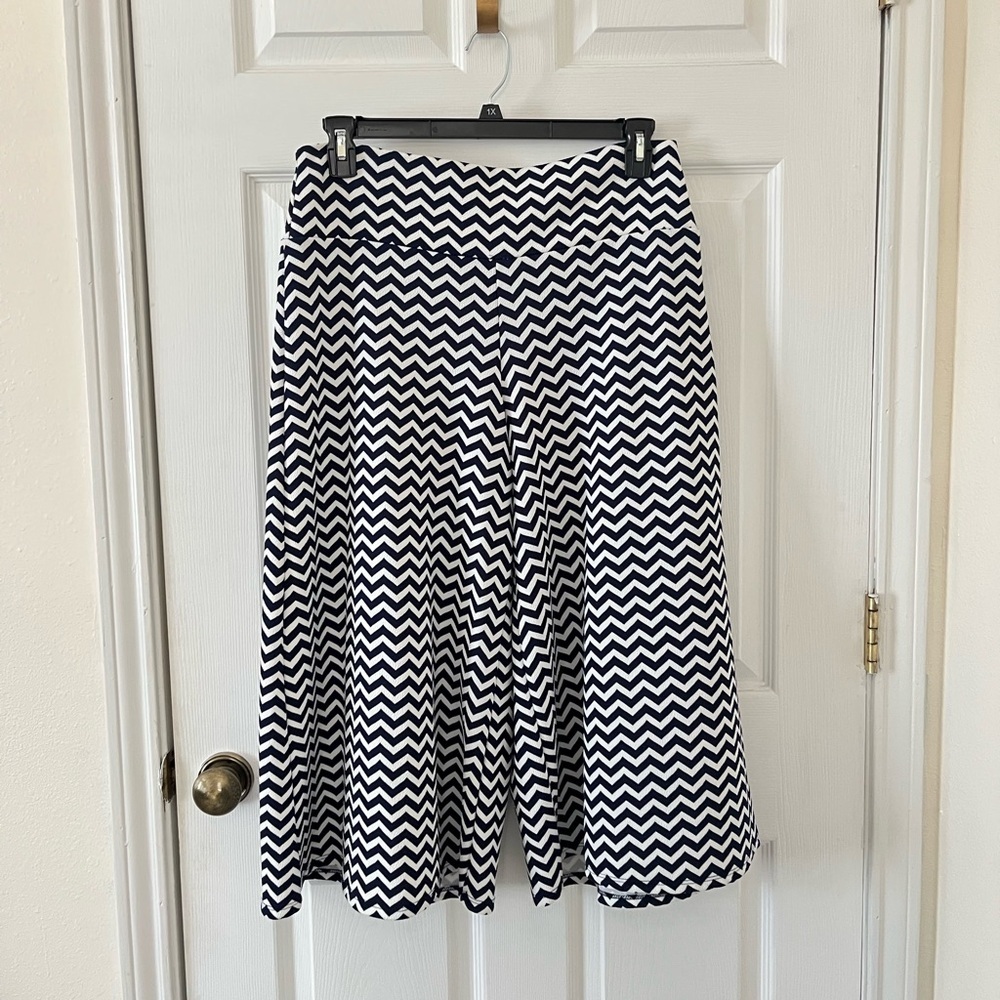 Black and White Chevron Wide Leg Elastic Capri Pants